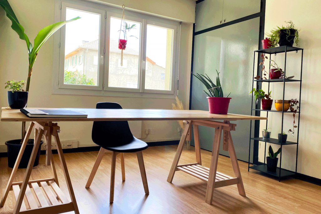 Pièce lumineuse avec bureau